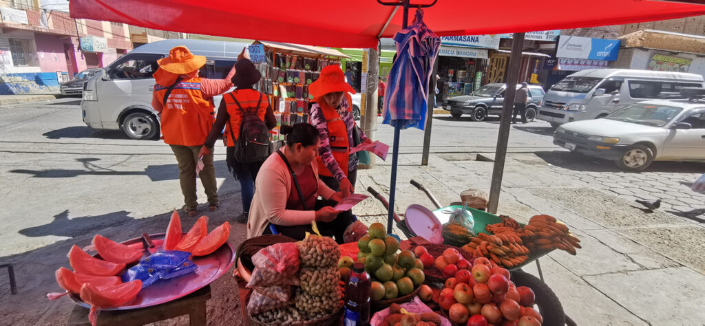 Promotoras aclarando dudas