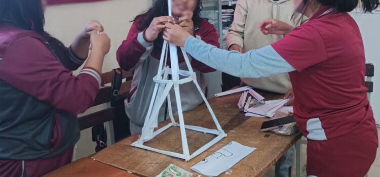 Jóvenes de Sacaba transforman residuos en oportunidades Jóvenes de Sacaba transforman residuos en oportunidades